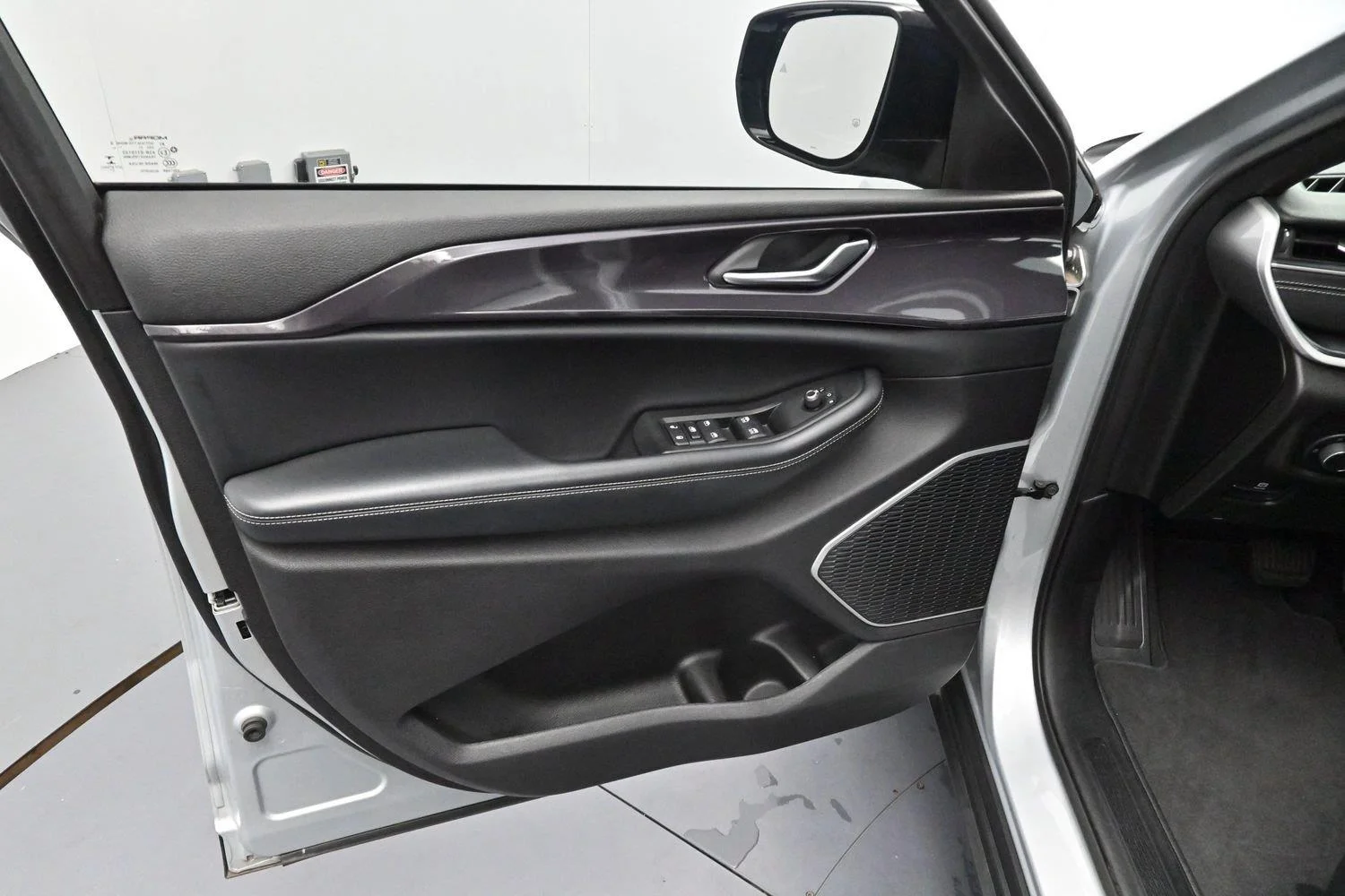 Used 2021 Silver Jeep Altitude image 9