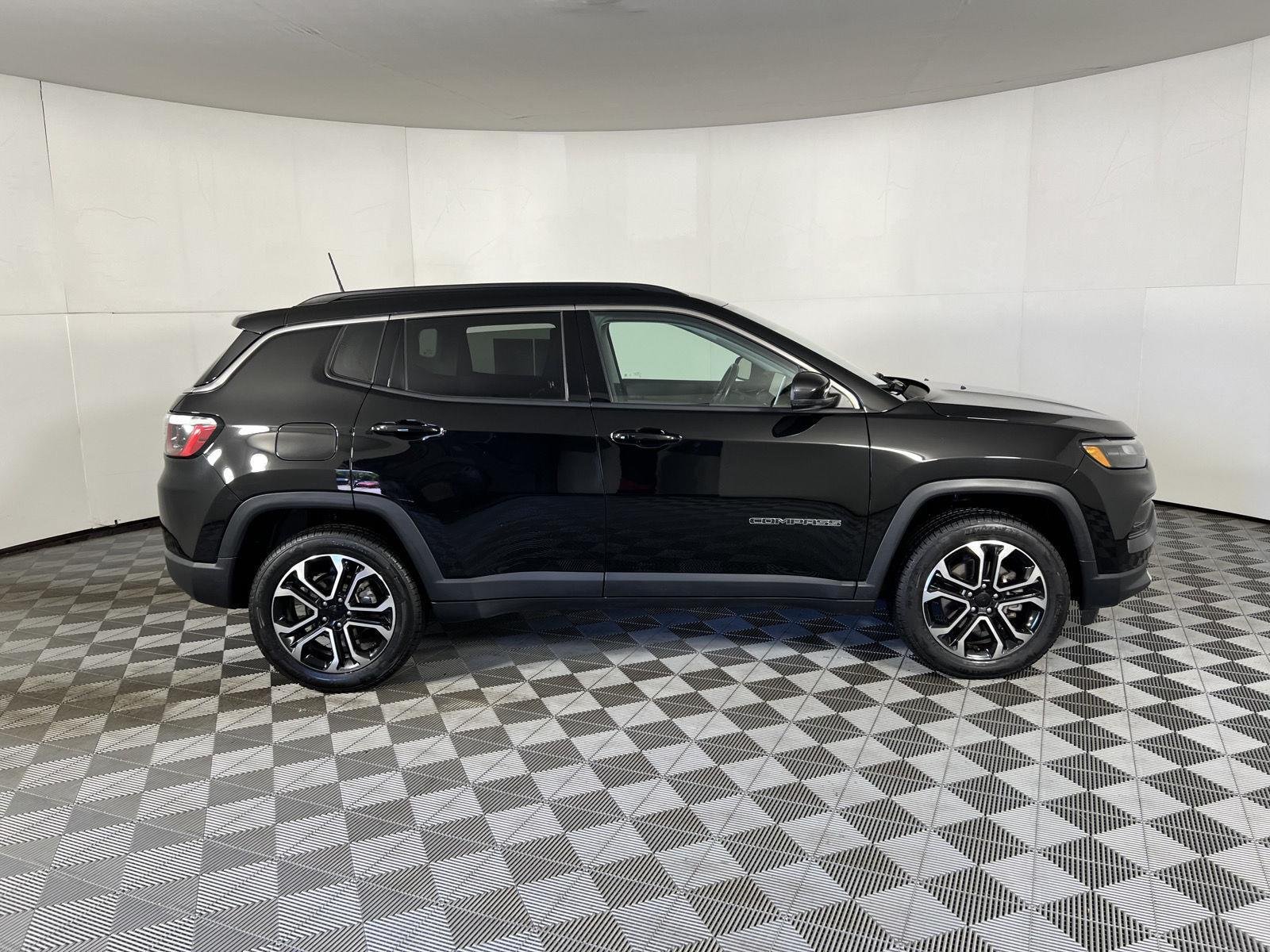 Used 2022 Diamond Black Crystal Pearlcoat Jeep Limited image 23
