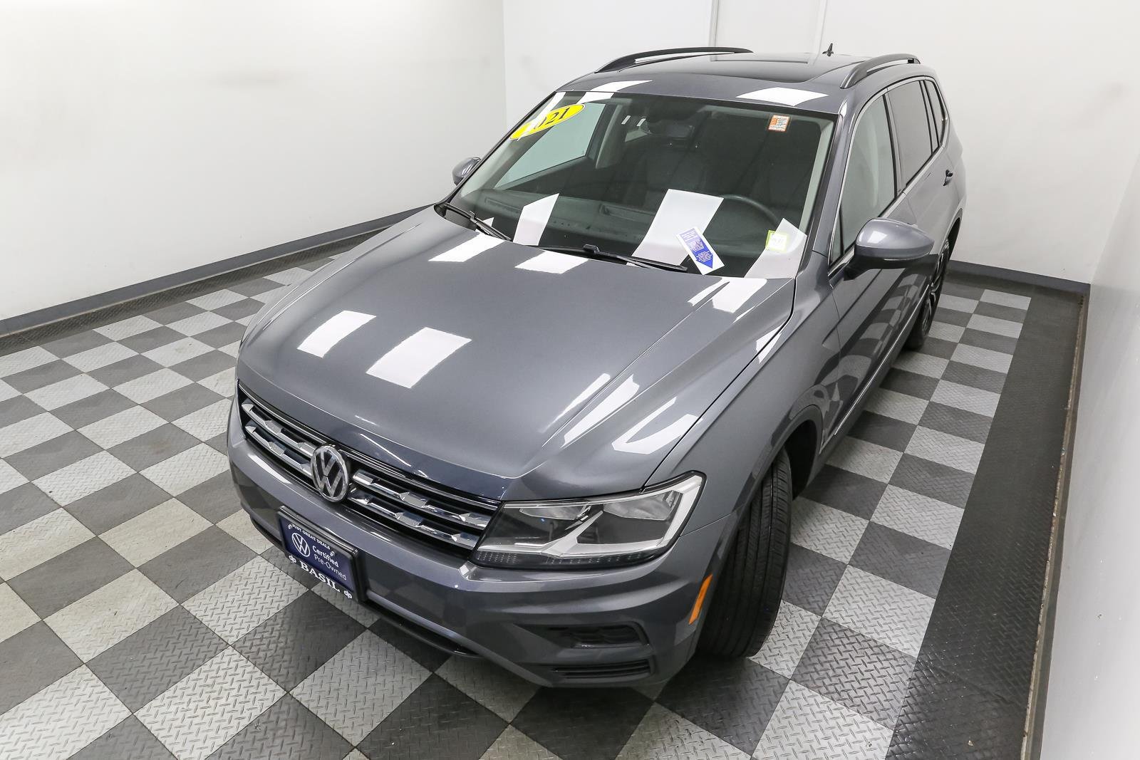 Used 2021 Platinum Gray Metallic Volkswagen SE image 7
