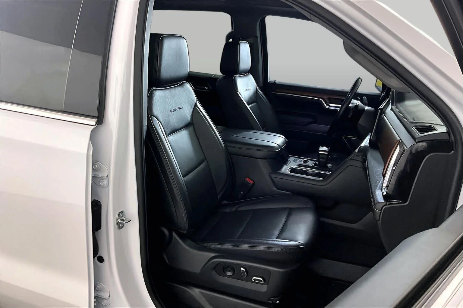 Used 2023 White Frost Tricoat GMC Denali image 9
