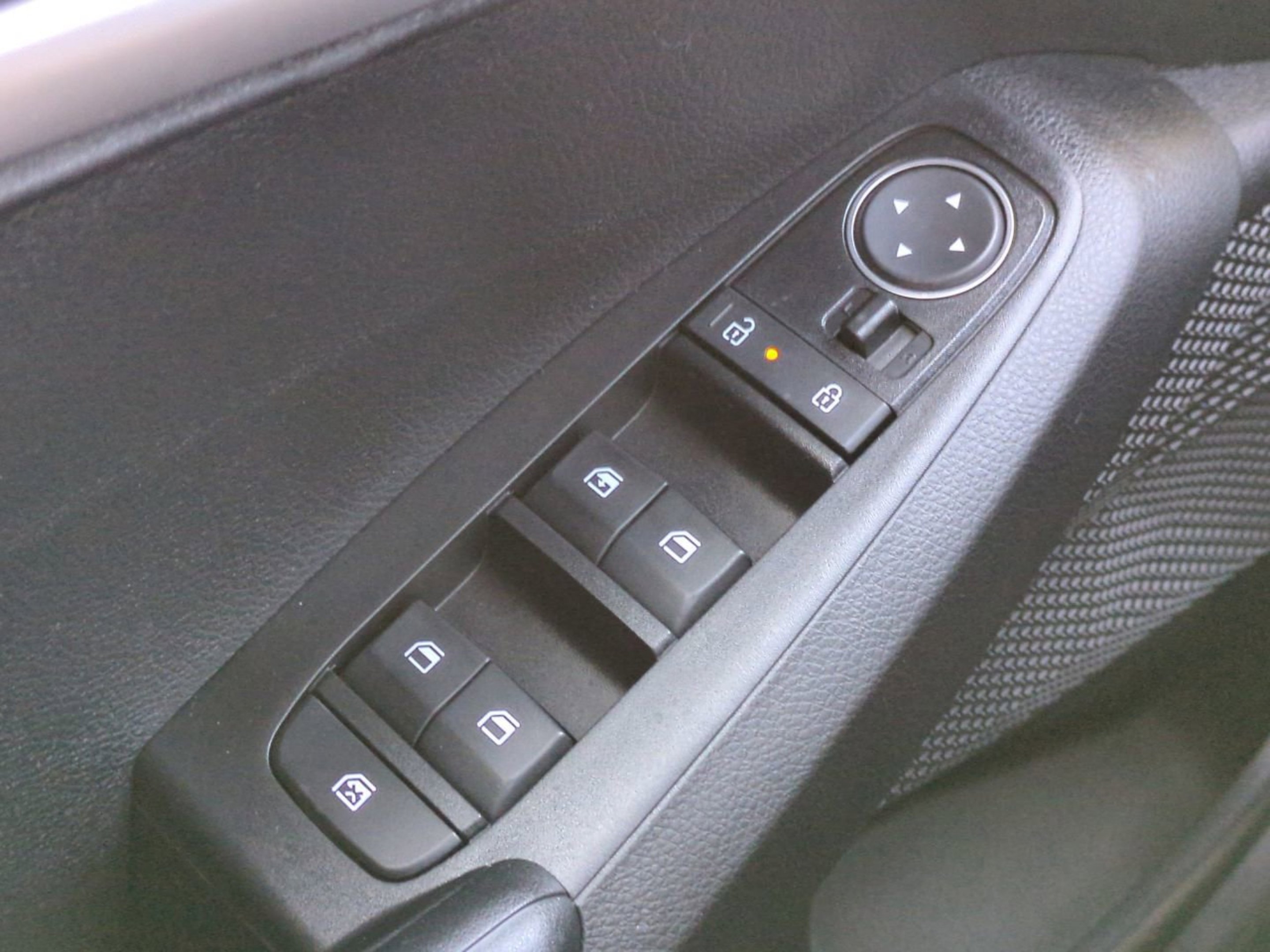 New 2026 Snow White Pearl Kia LX image 24