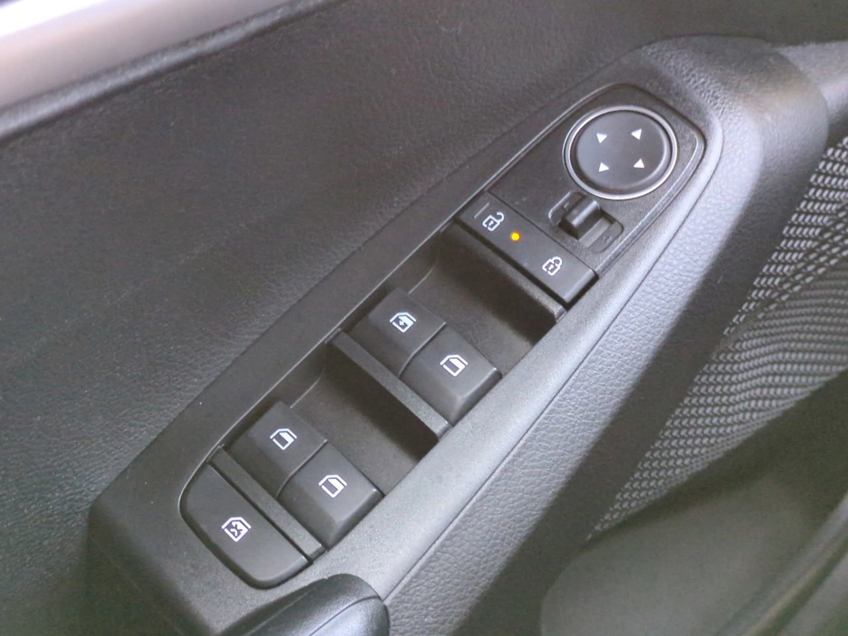New 2026 Snow White Pearl Kia LX image 24