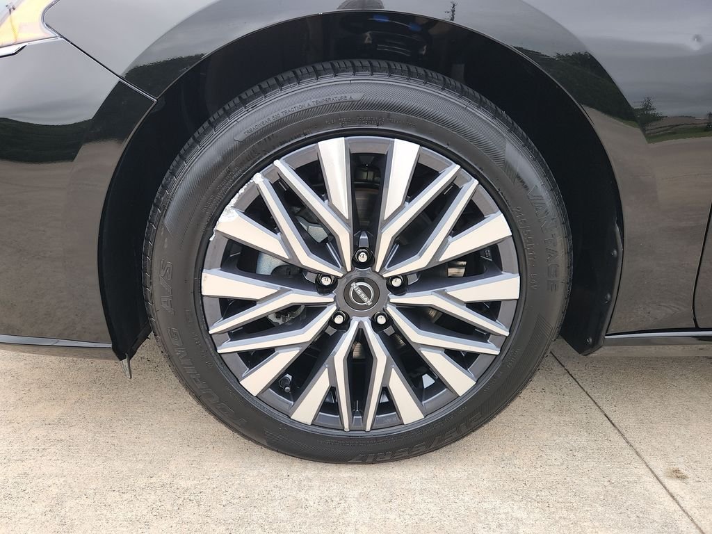 Used 2025 Black Nissan 2.5 SV image 29