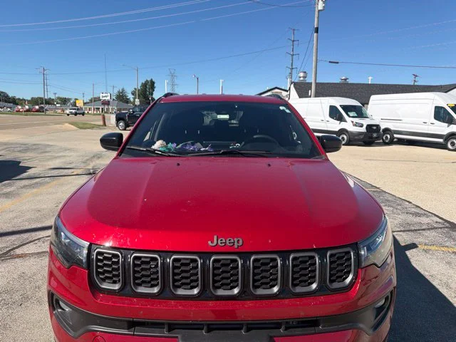 Used 2025 Red Hot Pearlcoat Jeep Latitude image 3