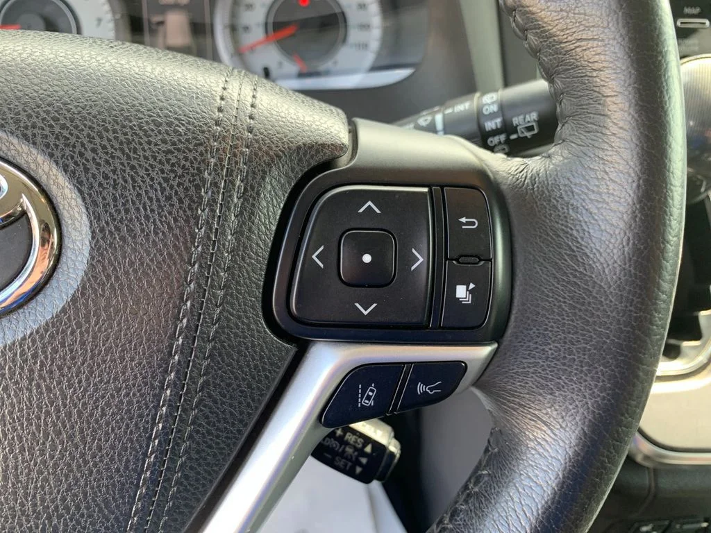 Used 2018 Gray Toyota SE Premium image 30