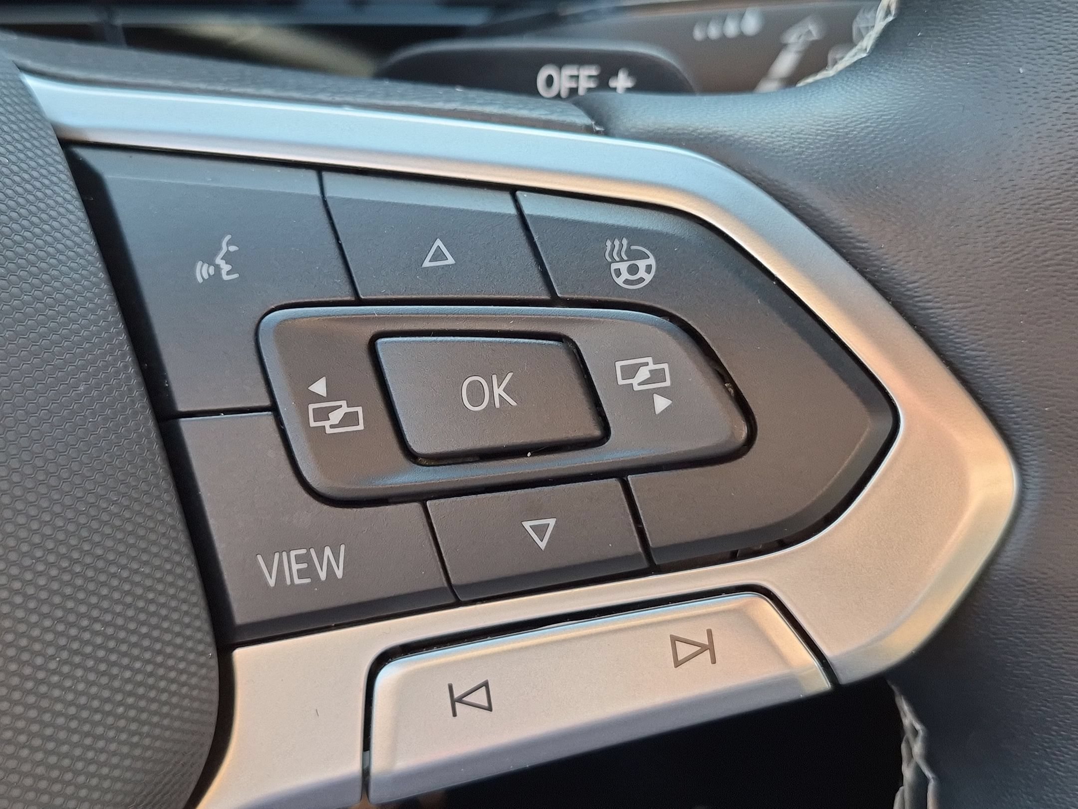 Used 2026  Volkswagen 2.0T SE w/Technology image 18