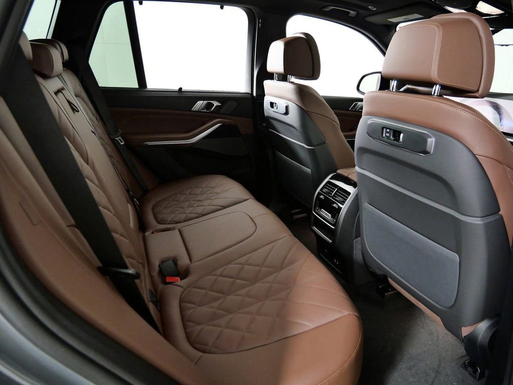 Used 2026 Skyscraper Grey Metallic BMW xDrive40i image 27