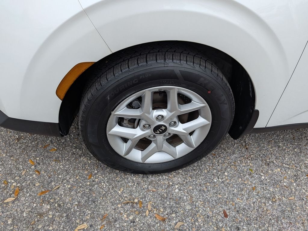 Used 2020 White Kia S image 9