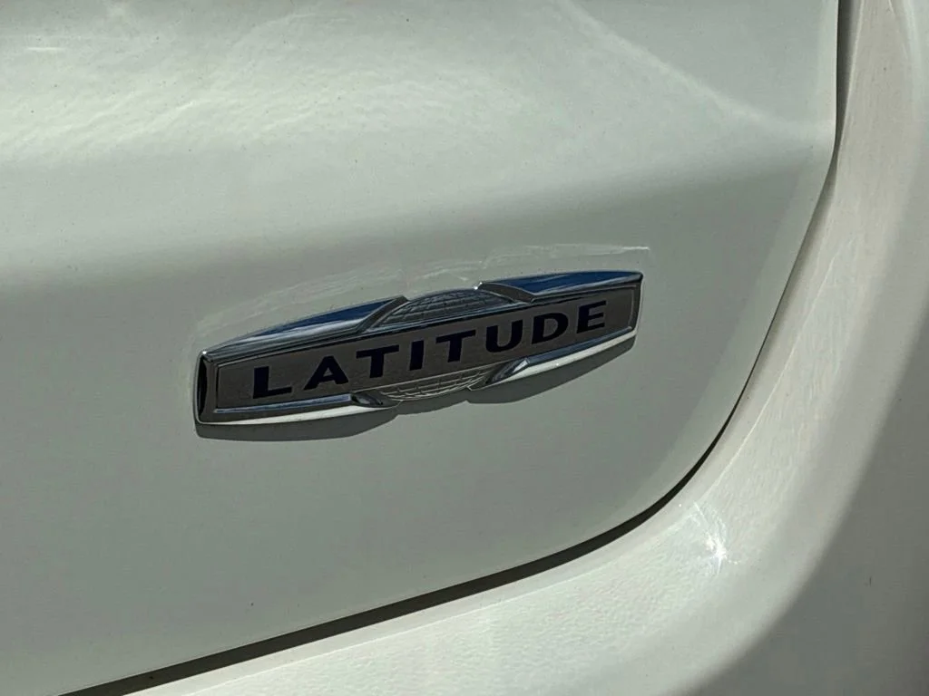 Used 2019 White Clearcoat Jeep Latitude image 45