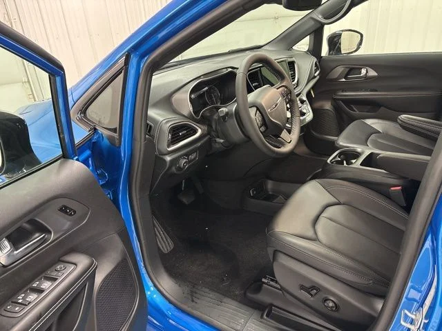 New 2026 Hydro Blue Pearl-Coat Exterior Paint Chrysler Select image 7