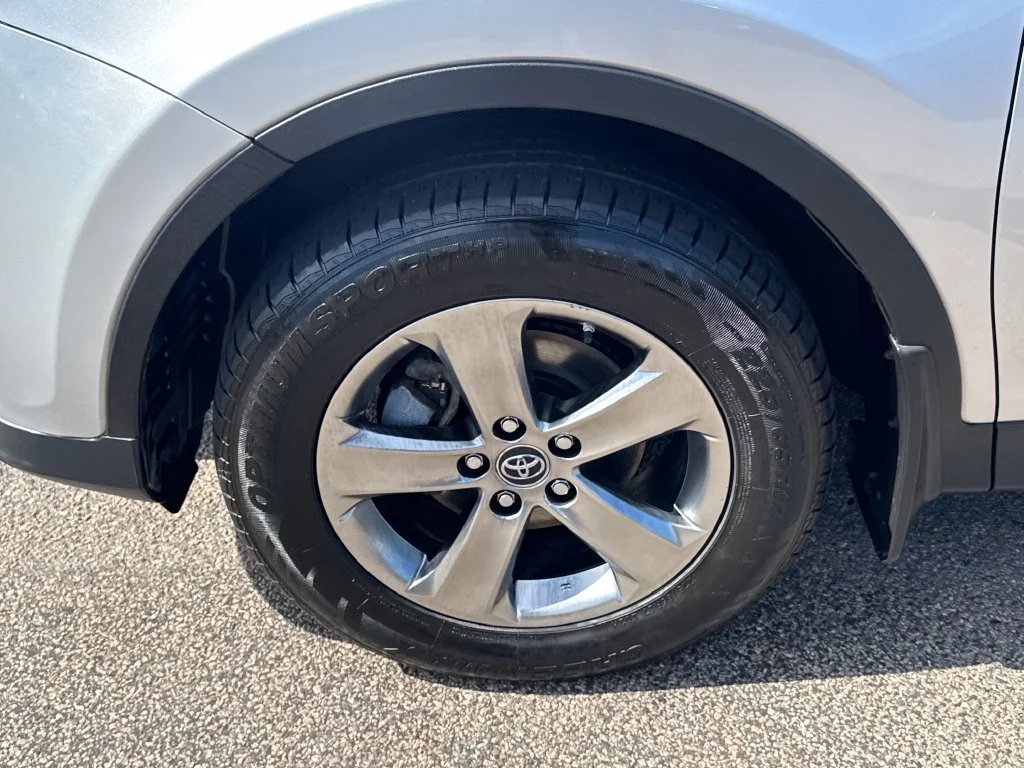 Used 2015 Silver Toyota XLE image 38