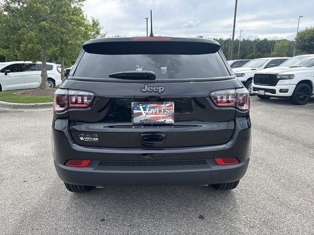 New 2026 Diamond Black Crystal Pearl-Coat Exterior Paint Jeep Latitude image 7