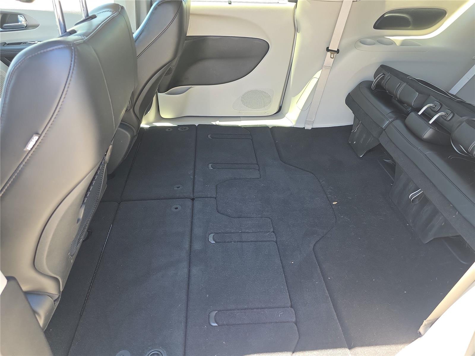 Used 2023 Silver Mist Clearcoat Chrysler Touring L image 16