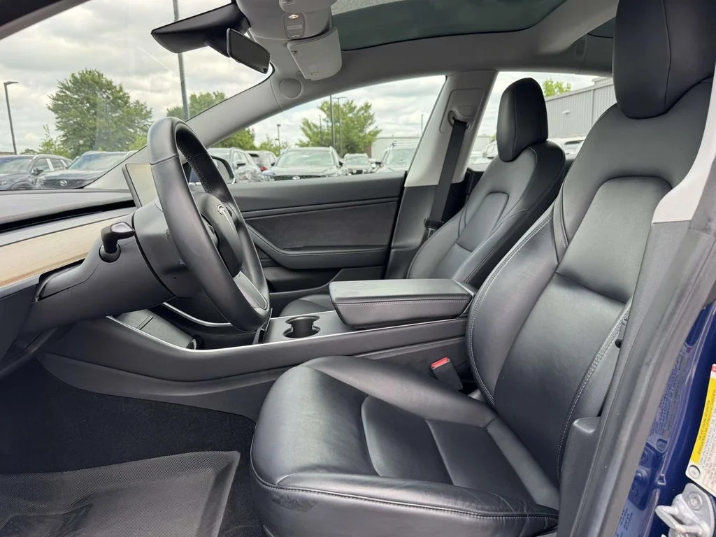 Used 2019  Tesla Standard Range Plus image 13