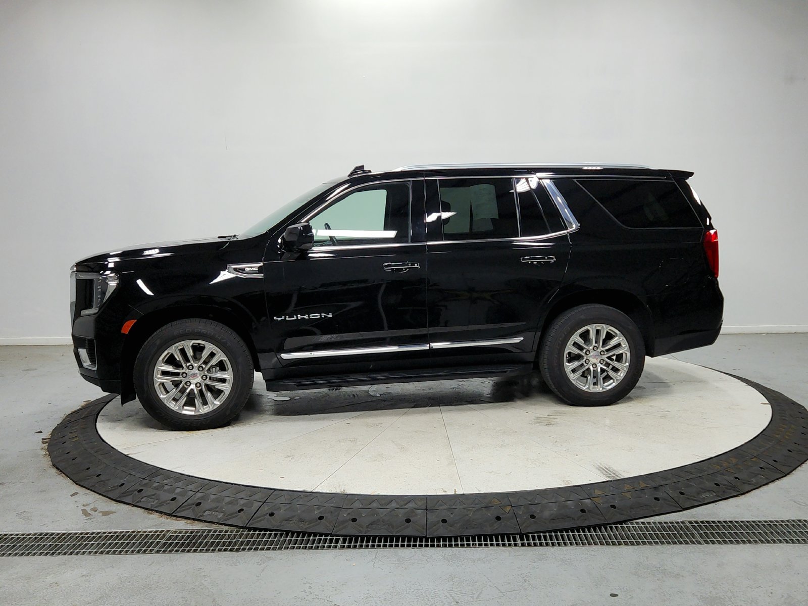 Used 2023 Black GMC SLT image 5