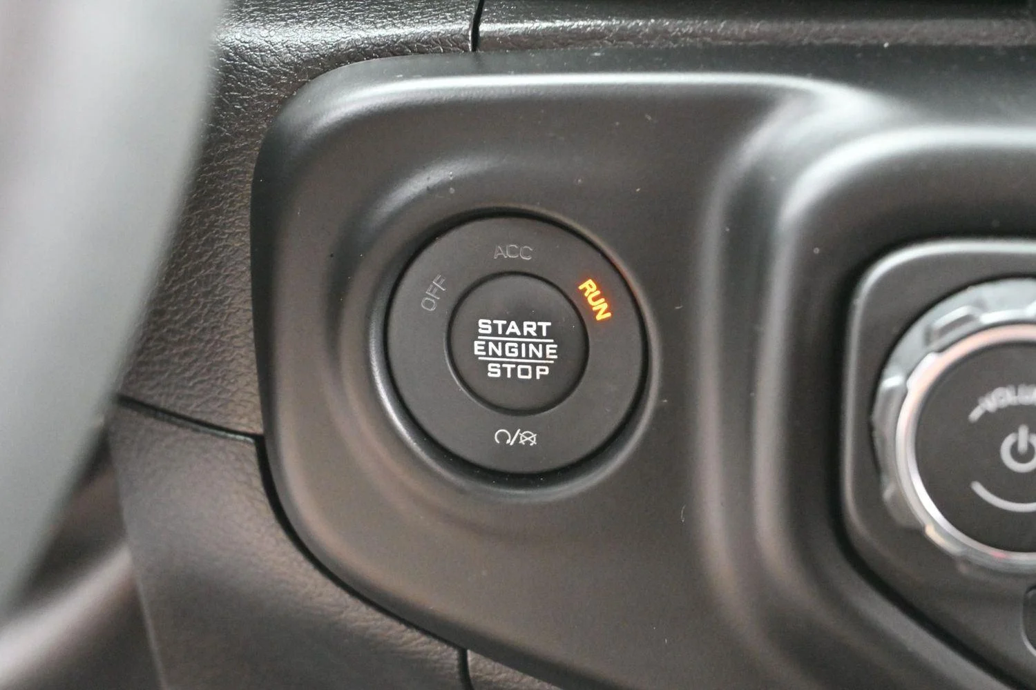 Used 2022 Sting-Gray Clearcoat Jeep Overland image 25