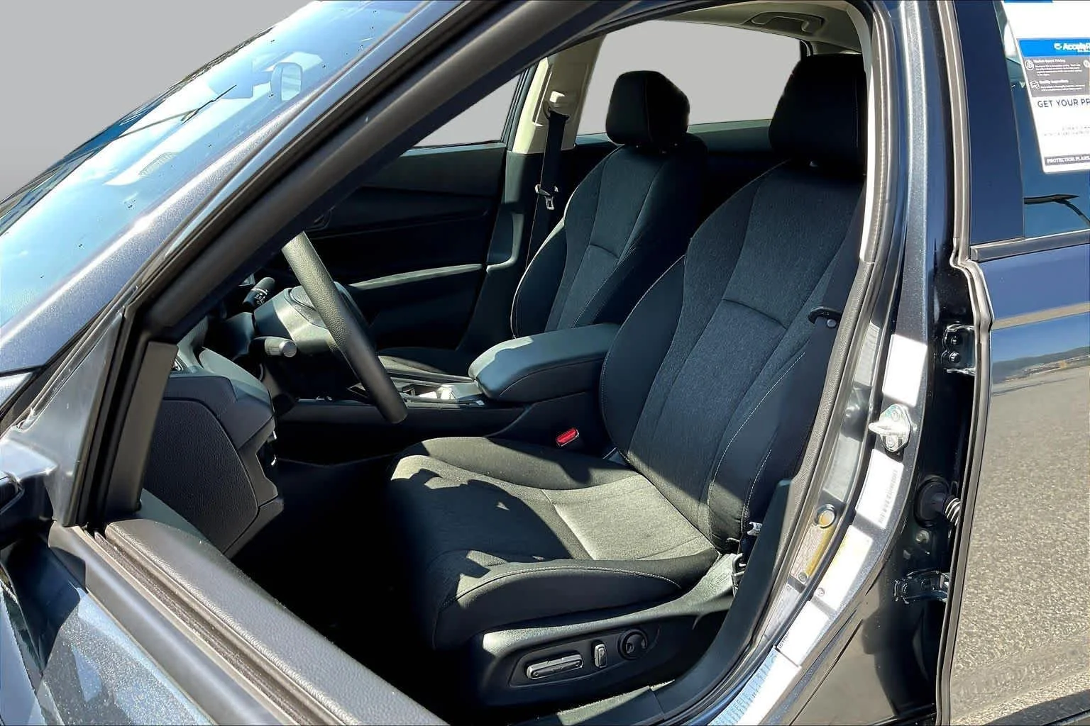 Used 2025 Meteorite Gray Metallic Honda SE image 8