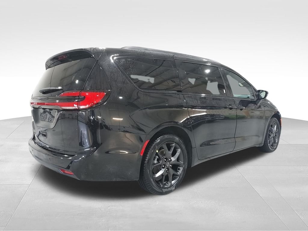 New 2026 Diamond Black Crystal Pearl-Coat Exterior Paint Chrysler Select image 8