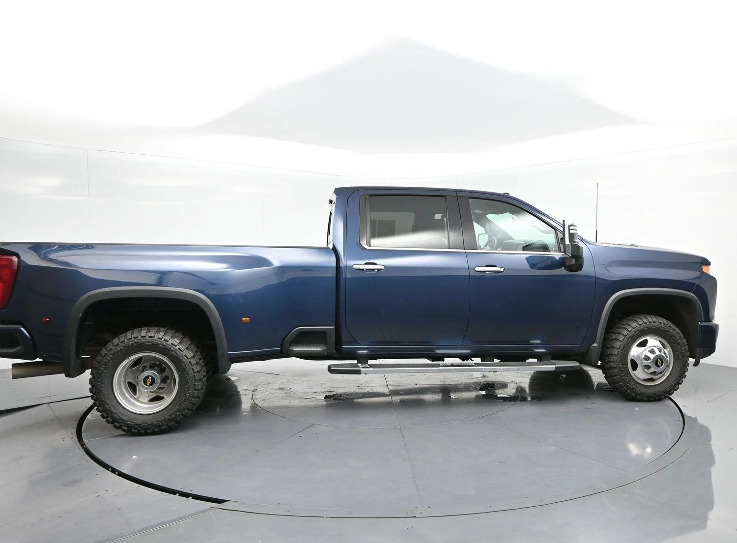 Used 2023 Northsky Blue Metallic Chevrolet High Country image 8
