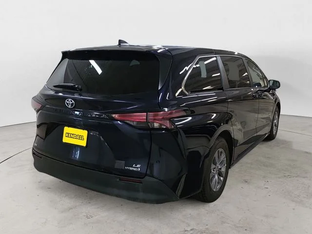 Used 2022  Toyota LE image 5