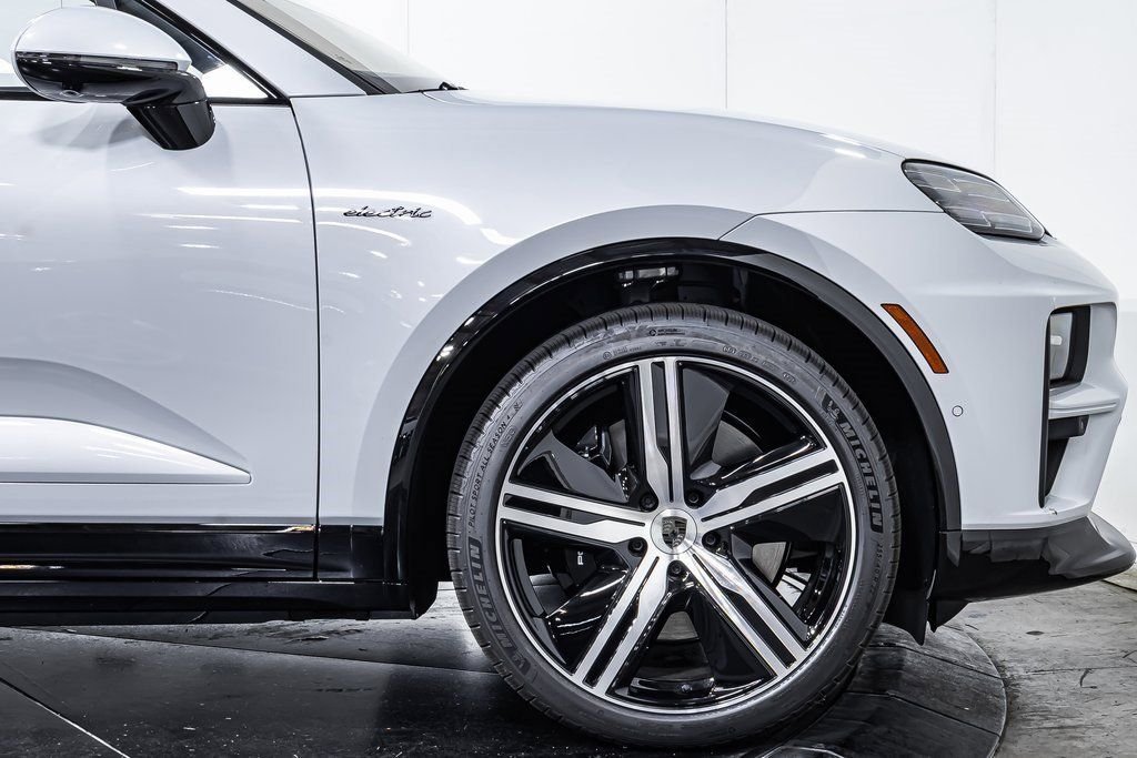 2025 Porsche Macan Turbo Electric - Photo 11