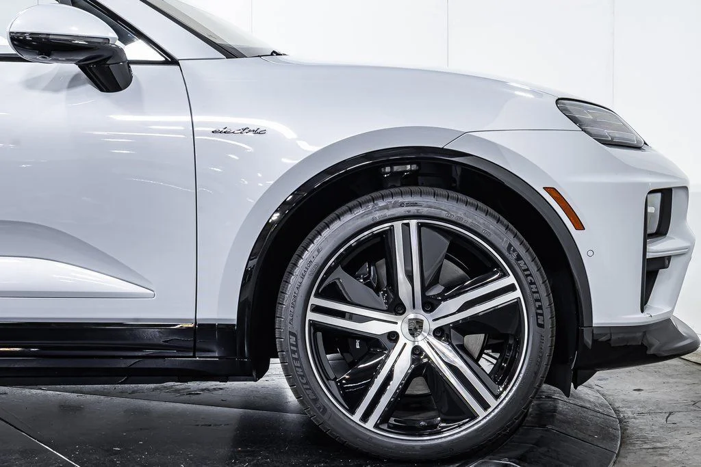 2025 Porsche Macan Turbo Electric - Photo 11