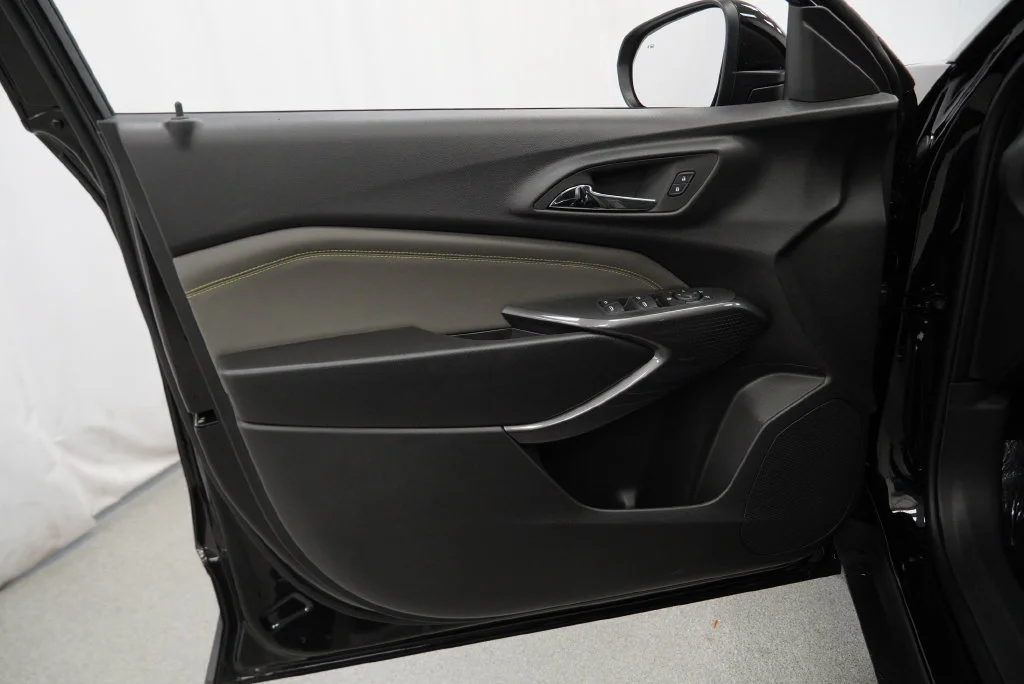 New 2026 Mosaic Black Metallic Chevrolet ACTIV image 30