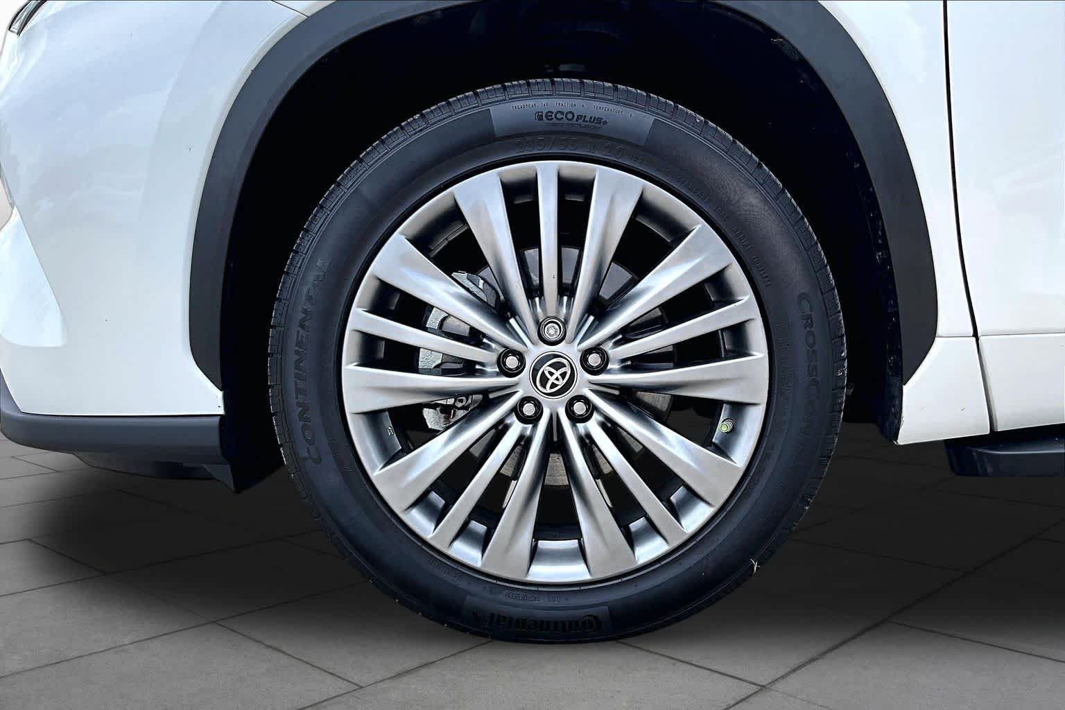 Used 2021 Blizzard Pearl Toyota Platinum image 11
