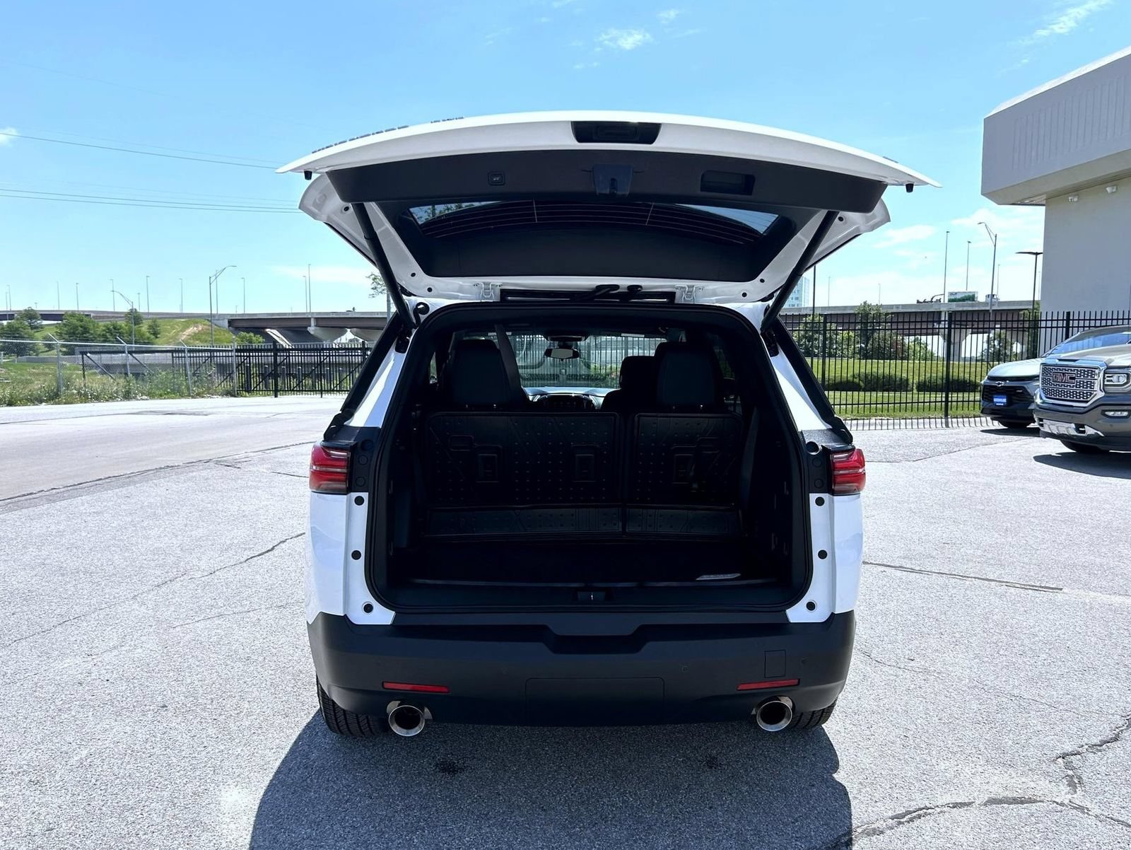 2023 Chevrolet Traverse 1LT - Photo 24