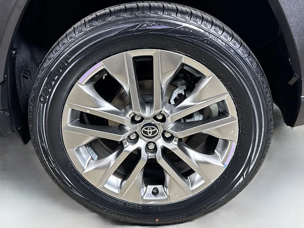 Used 2020 Magnetic Gray Metallic Toyota XLE Premium image 9