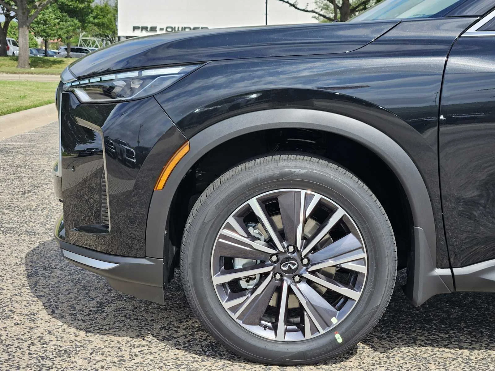 New 2027 MINERAL BLACK INFINITI Luxe FWD image 5