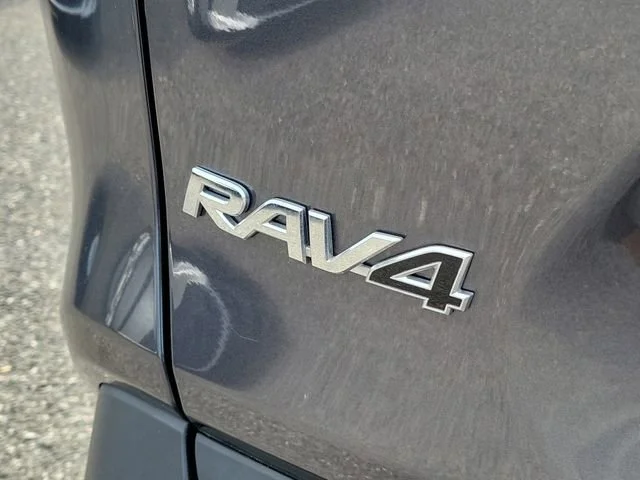 2025 Toyota RAV4 XLE - Photo 7
