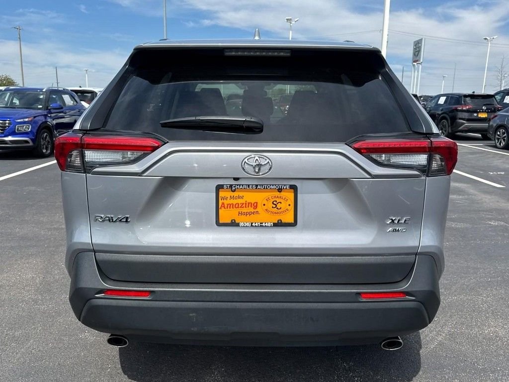 Used 2020 Silver Toyota XLE Premium image 4