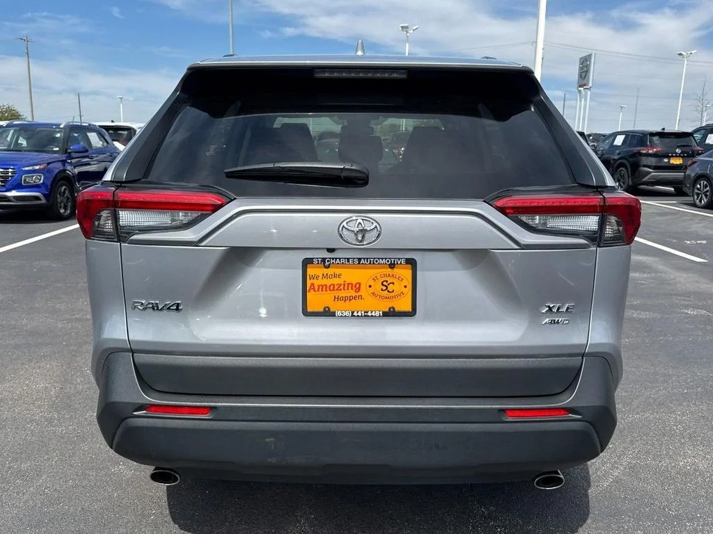 Used 2020 Silver Toyota XLE Premium image 4