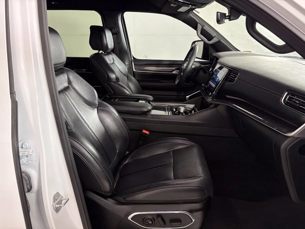 Used 2023 White Jeep Base image 49