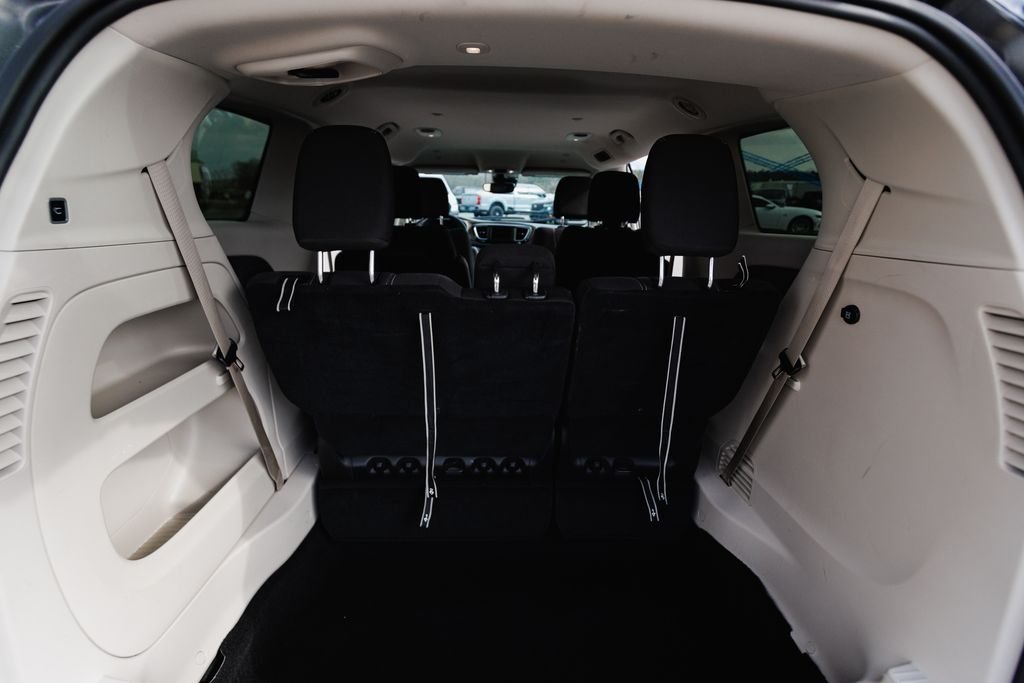 2023 Chrysler Voyager LX - Photo 6