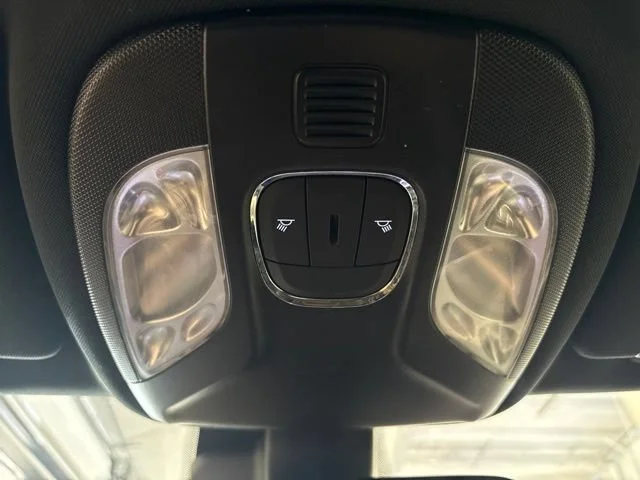 Used 2024  Jeep Limited image 33