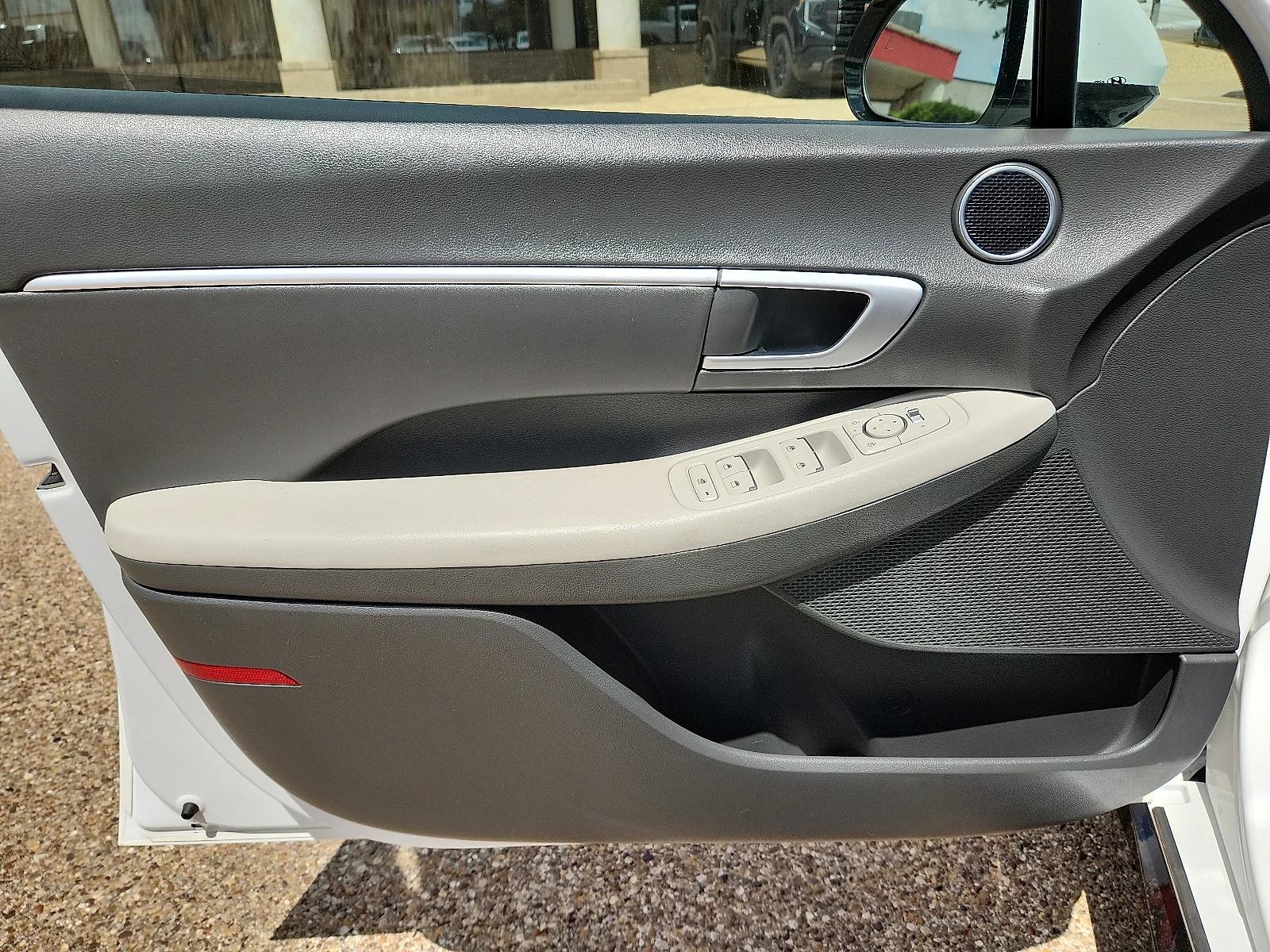Used 2025 White Hyundai SEL image 11