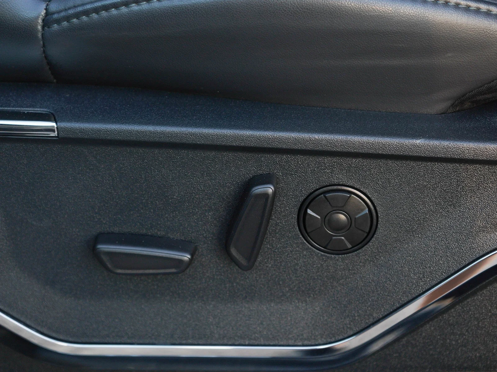 Used 2026 Agate Black Metallic Ford Platinum image 25