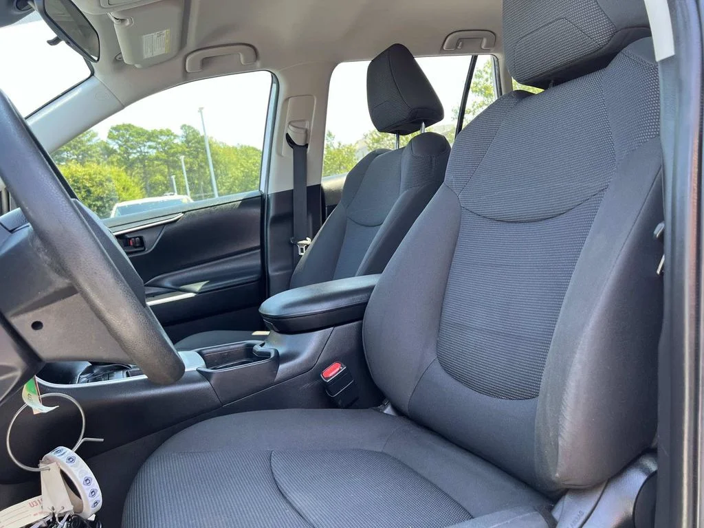 Used 2021 White Toyota LE image 19