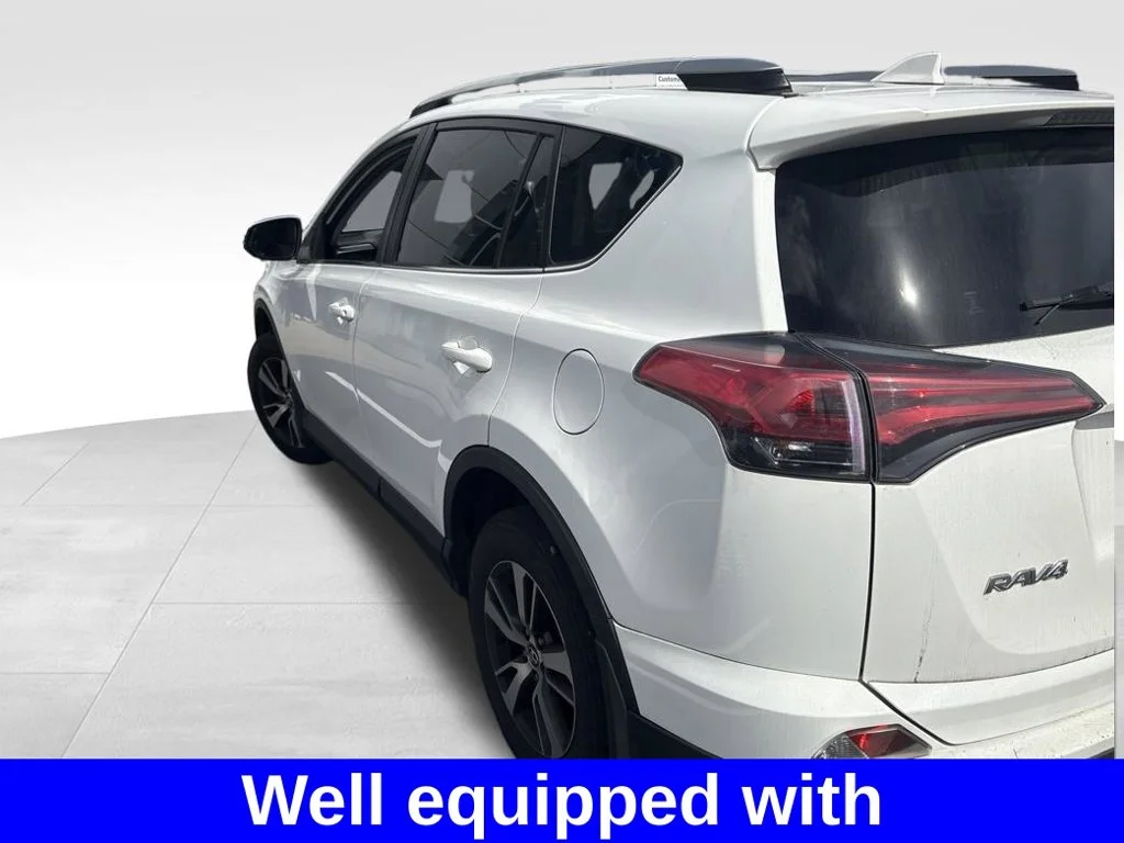 Used 2018 White Toyota XLE image 3