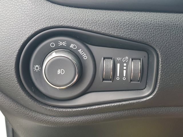 Used 2017 White Jeep Latitude image 20