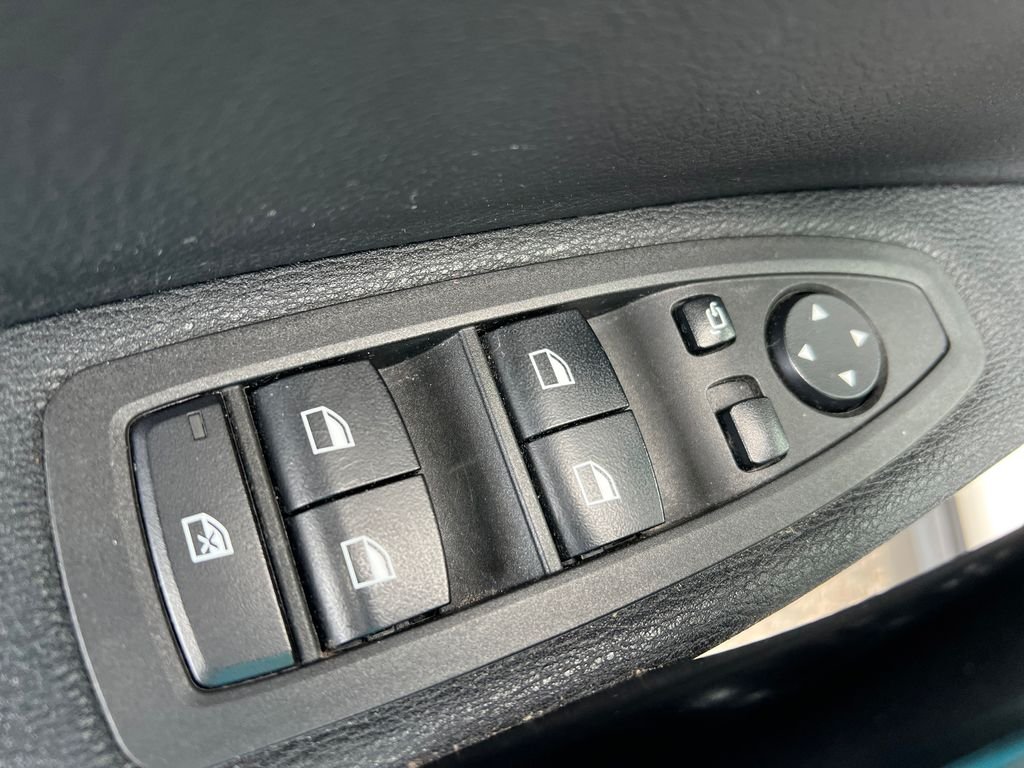 Used 2022 White BMW sDrive28i image 10