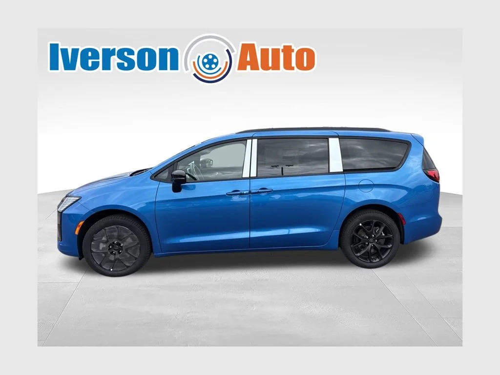 2027 Chrysler Pacifica Limited AWD's photo