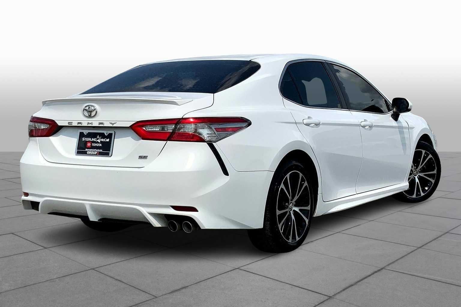 Used 2018 Super White Toyota SE image 12