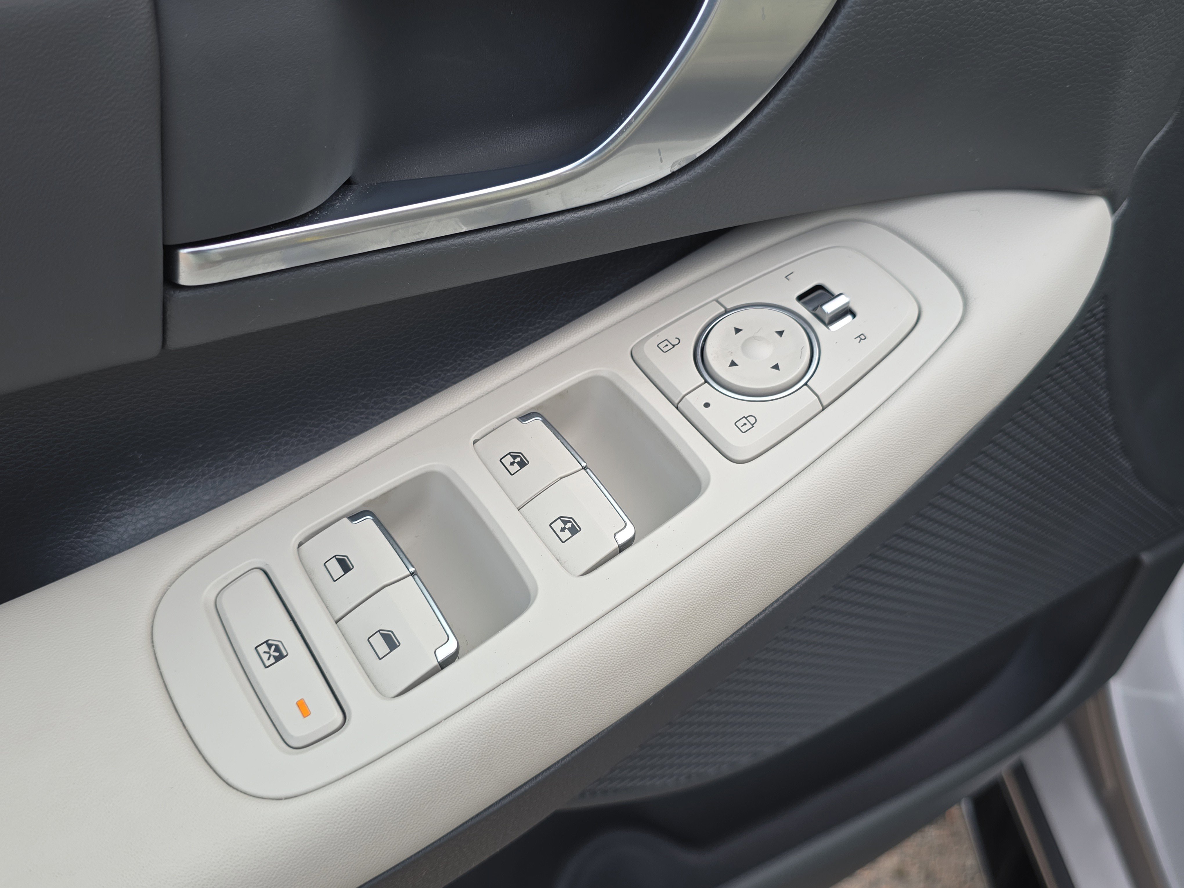 Used 2021 Shimmering Silver Pearl Hyundai SEL image 19