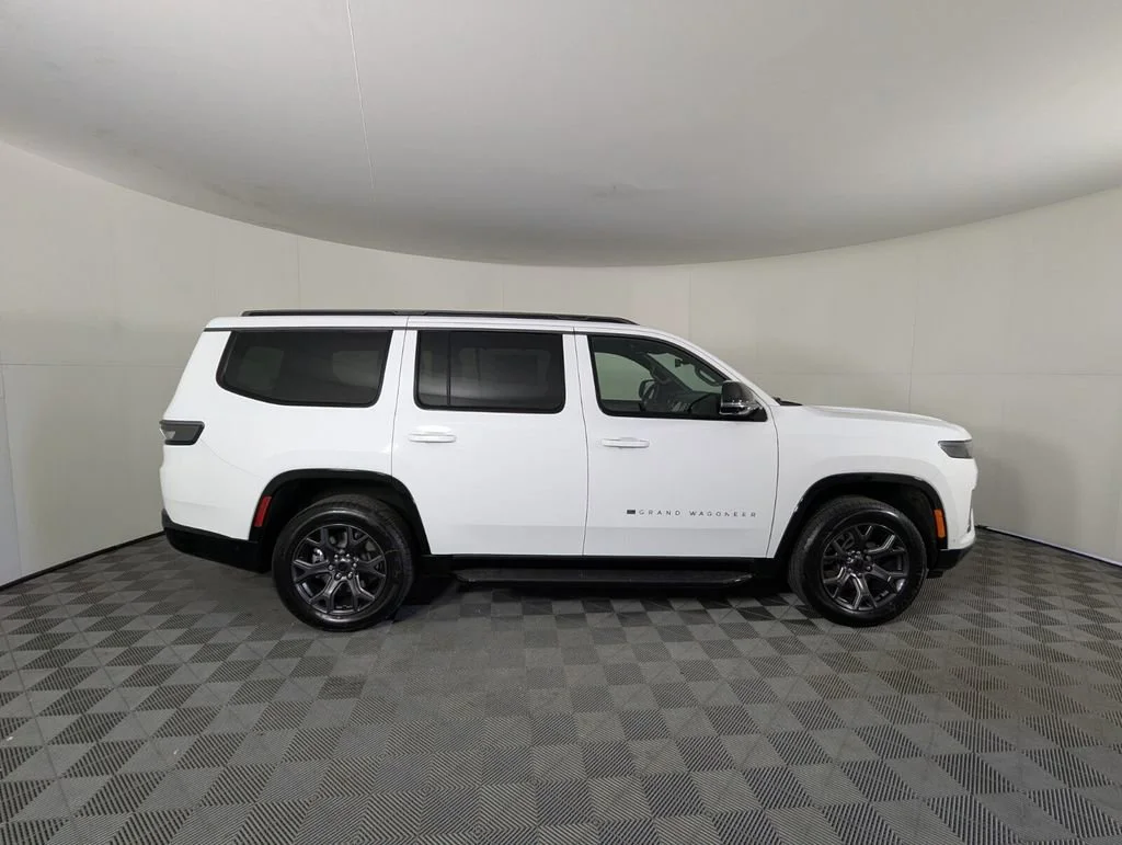 New 2026 Bright White Clear-Coat Exterior Paint Jeep Limited Altitude image 4