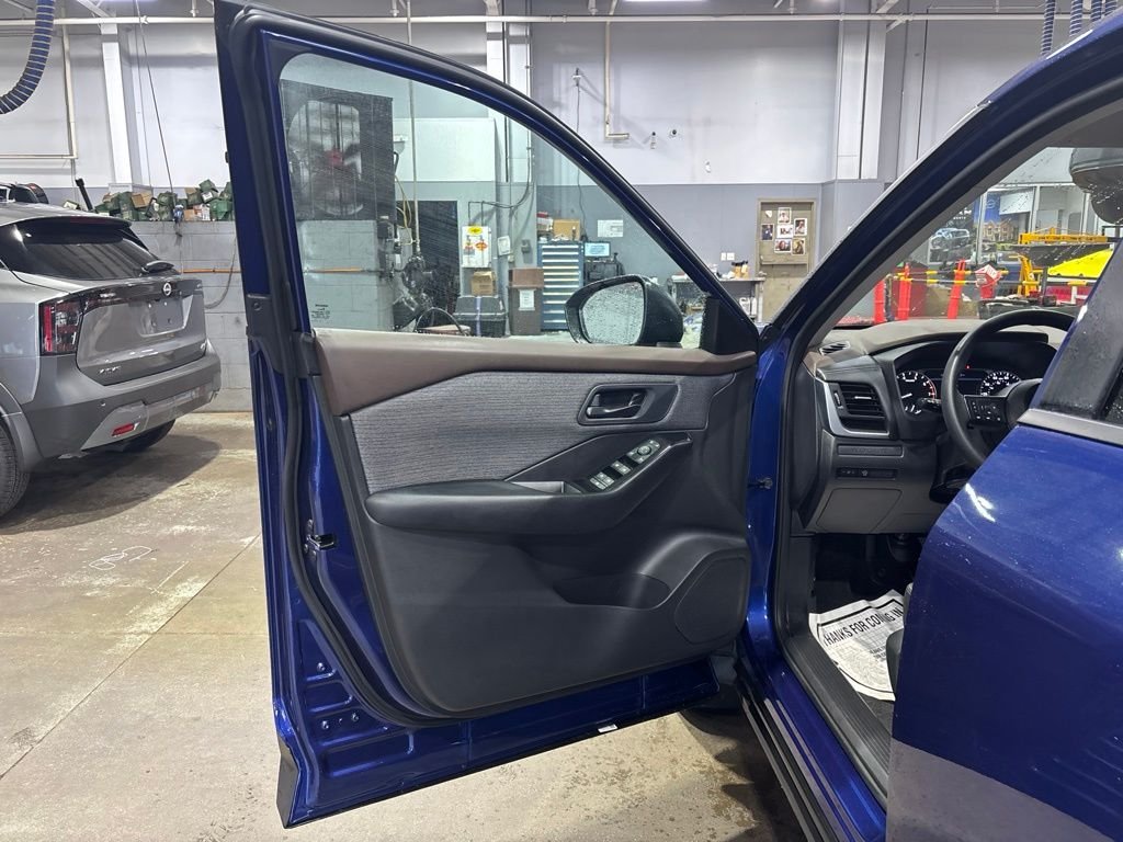 Used 2023 Blue Nissan S image 16