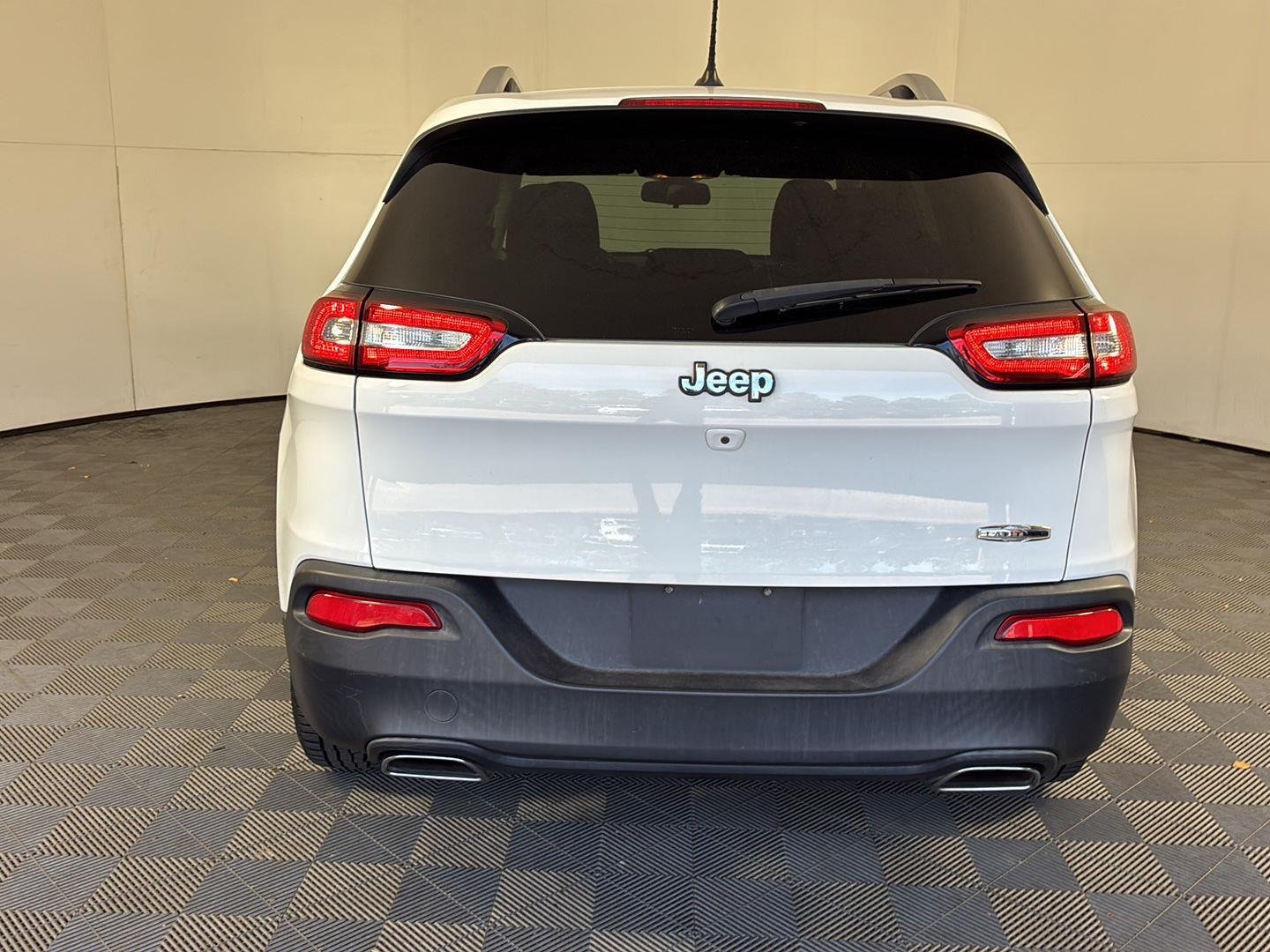 Used 2015 Bright White Clearcoat Jeep Latitude image 5