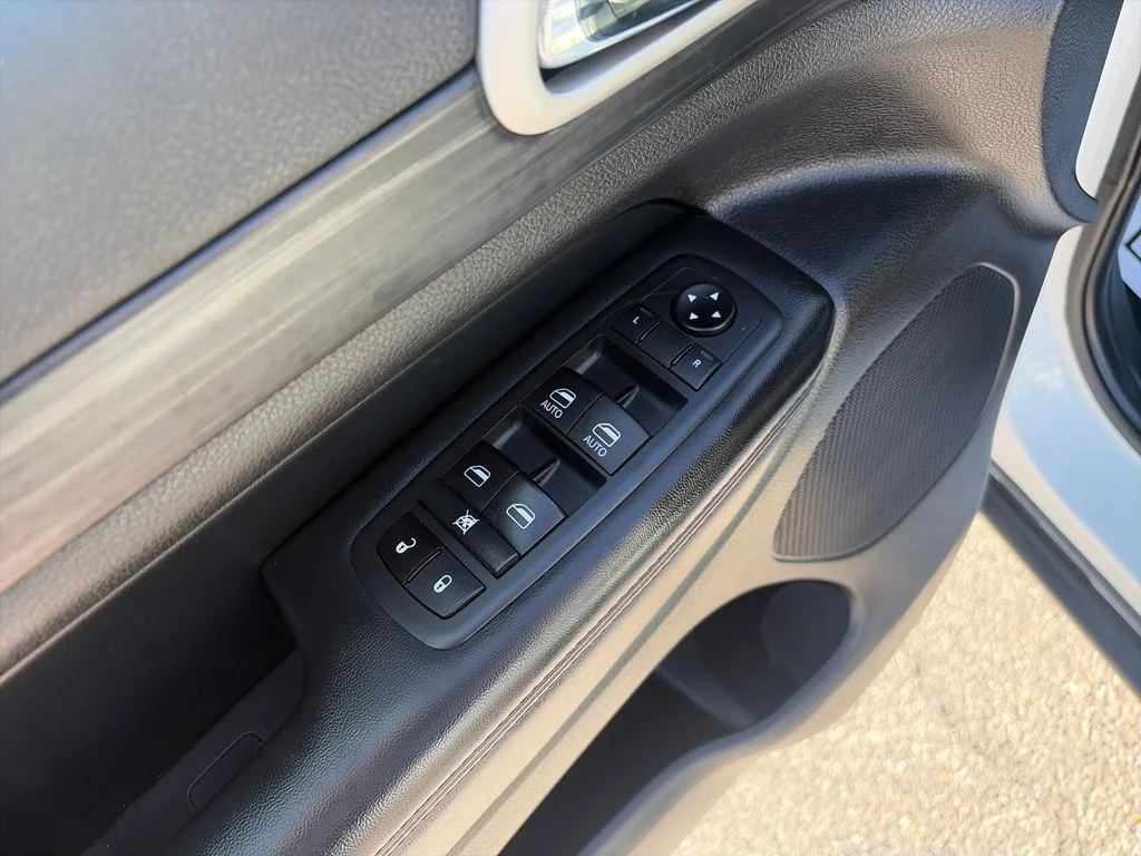 Used 2020 White Jeep Laredo E image 12